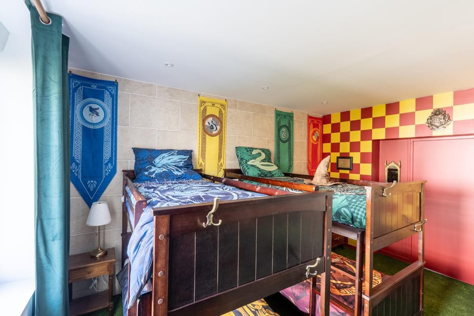 Night, Photo of the whole room, Decorative detail, Decorative detail, Bedroom, bunk bed, heating, heating, acessibility