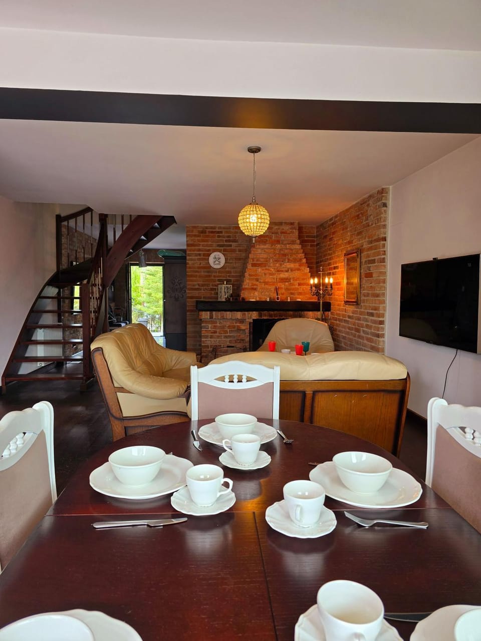TV and multimedia, Living room, Seating area, Dining area