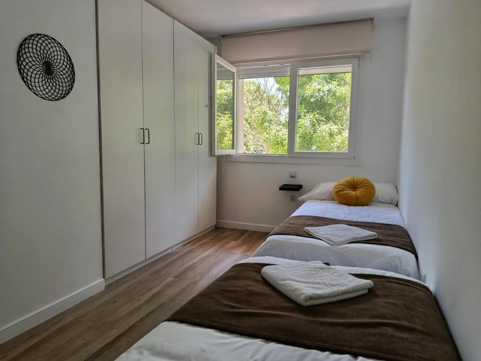Photo of the whole room, Bedroom