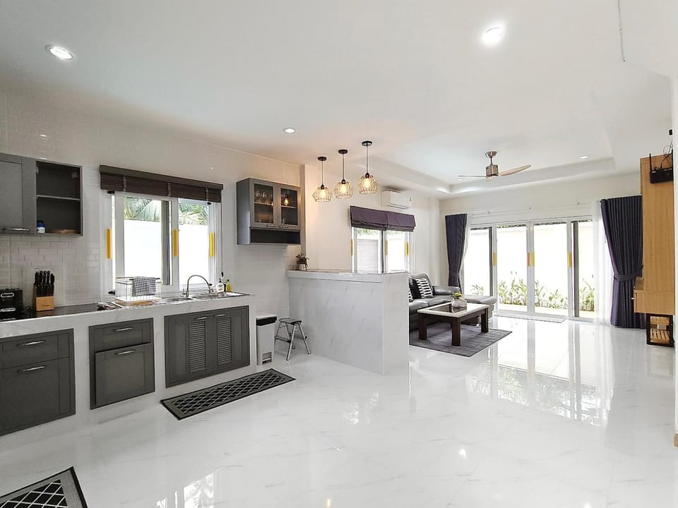 Kitchen or kitchenette, minibar, oven, stove