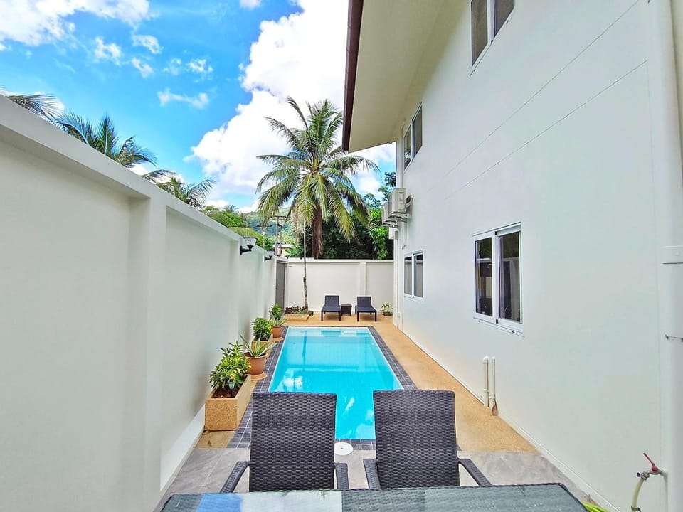Property building, Day, Pool view, Swimming pool
