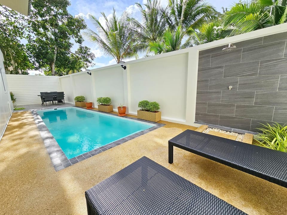Shower, Day, Pool view, Swimming pool, sunbed