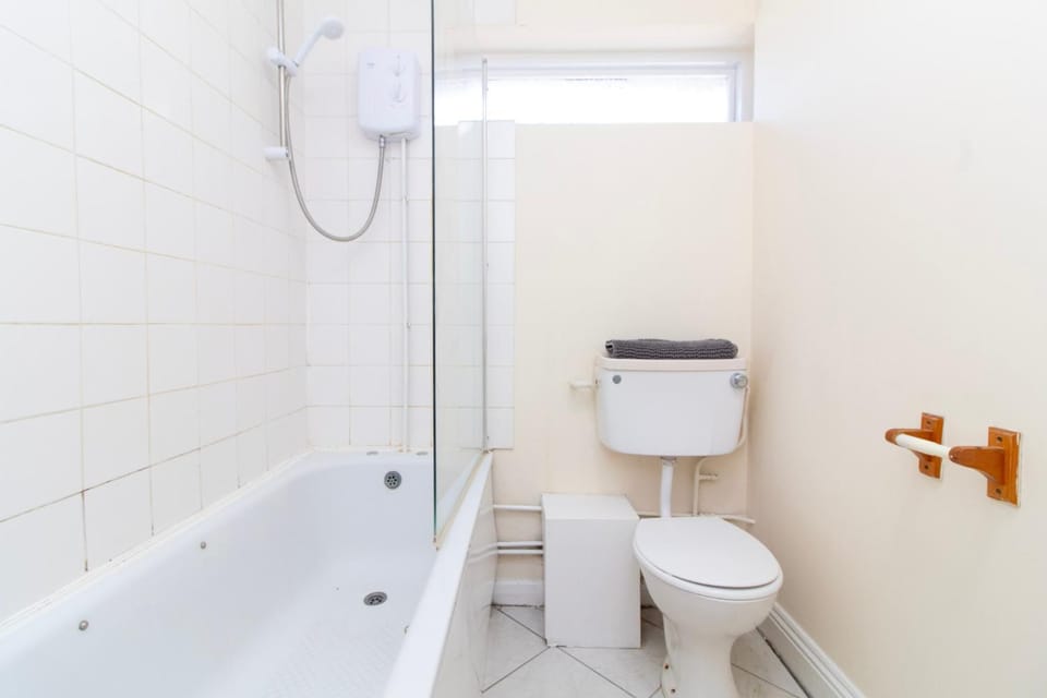 Brookvale Guest House Room 3 Bed and Breakfast in Southampton