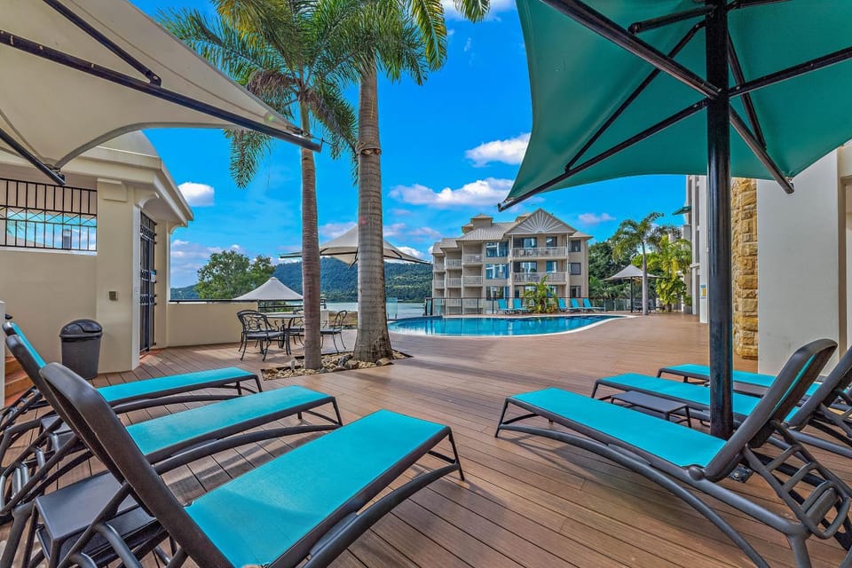 Swimming pool, sunbed