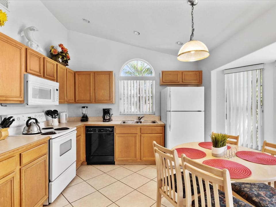 Coffee/tea facilities, Kitchen or kitchenette, Dining area, dishwasher, oven, pet friendly, stove, toaster