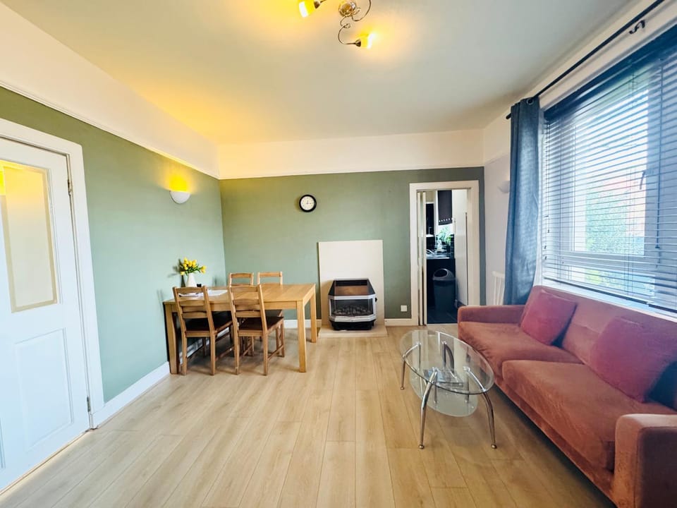 TV and multimedia, Living room, Seating area, Dining area