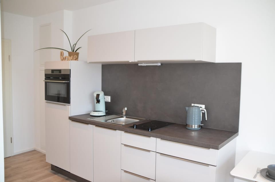 Coffee/tea facilities, Kitchen or kitchenette, stove, toaster