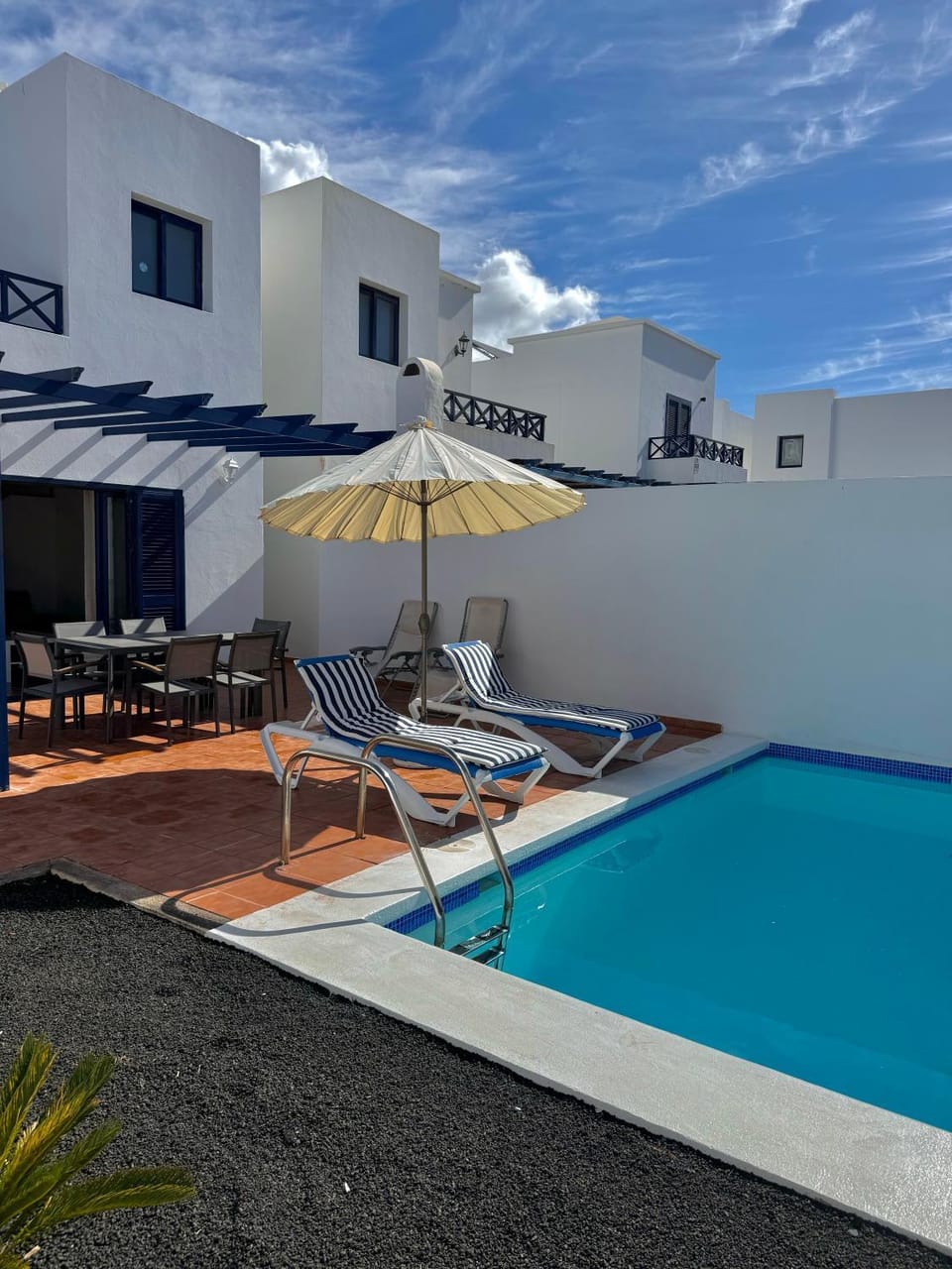Swimming pool, sunbed