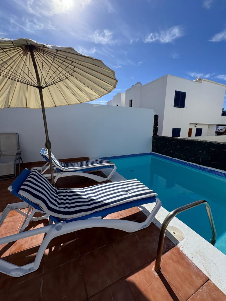 Swimming pool, sunbed