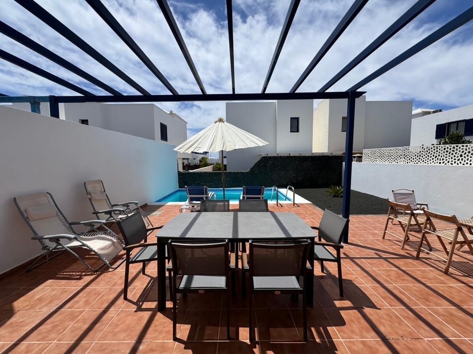 Balcony/Terrace, Pool view, Swimming pool, sunbed