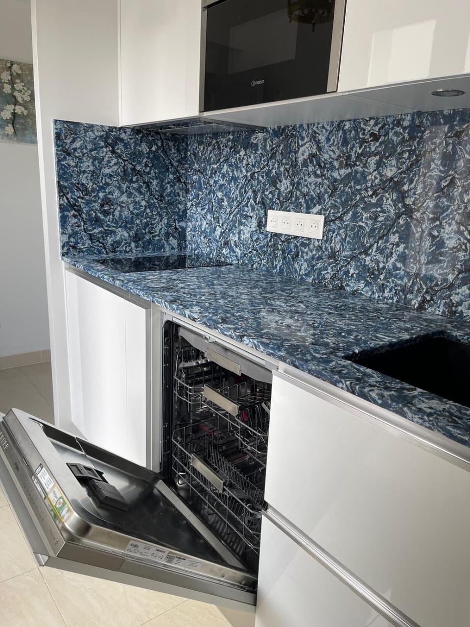 Kitchen or kitchenette, dishwasher