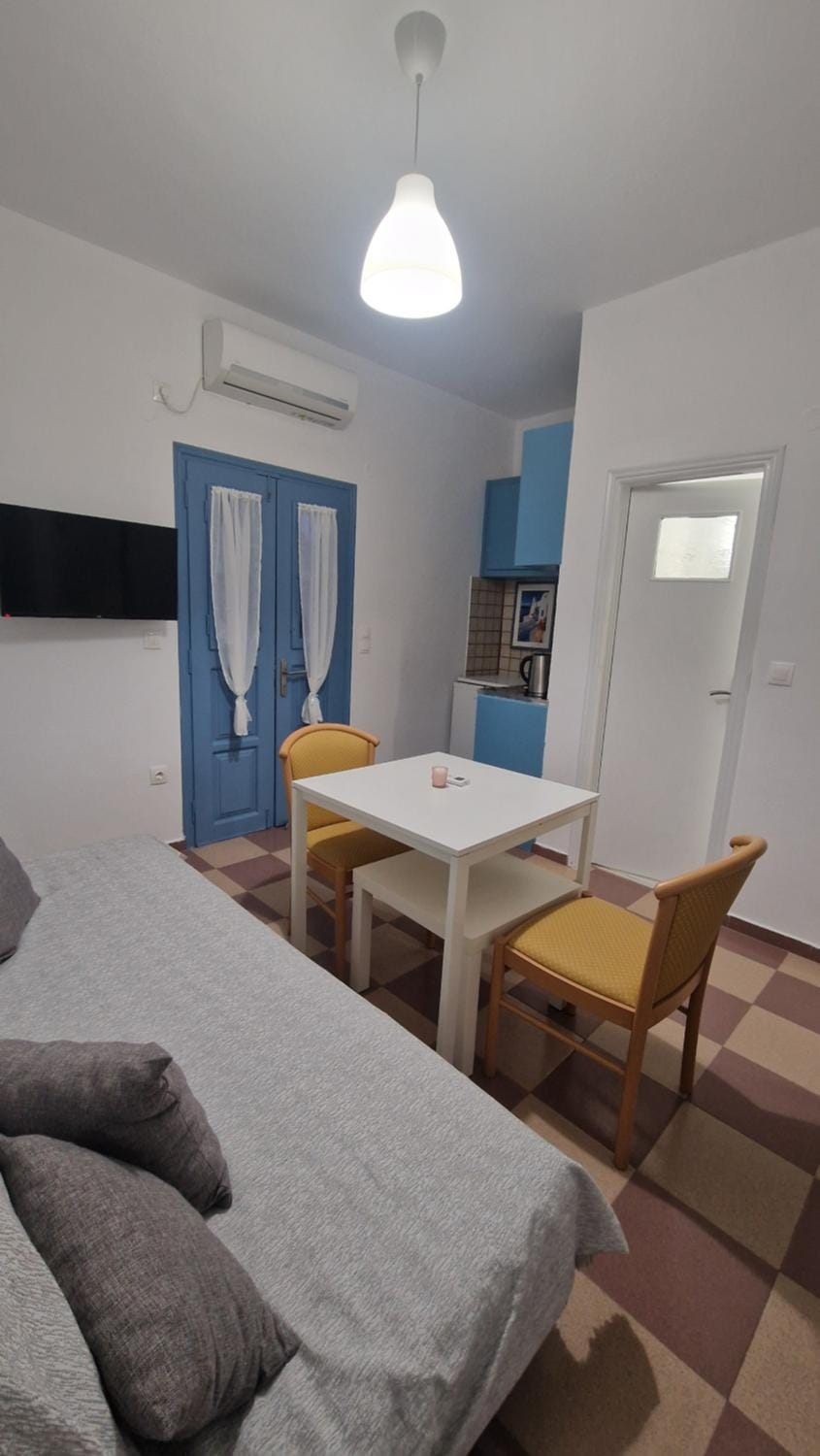 Photo of the whole room, Seating area