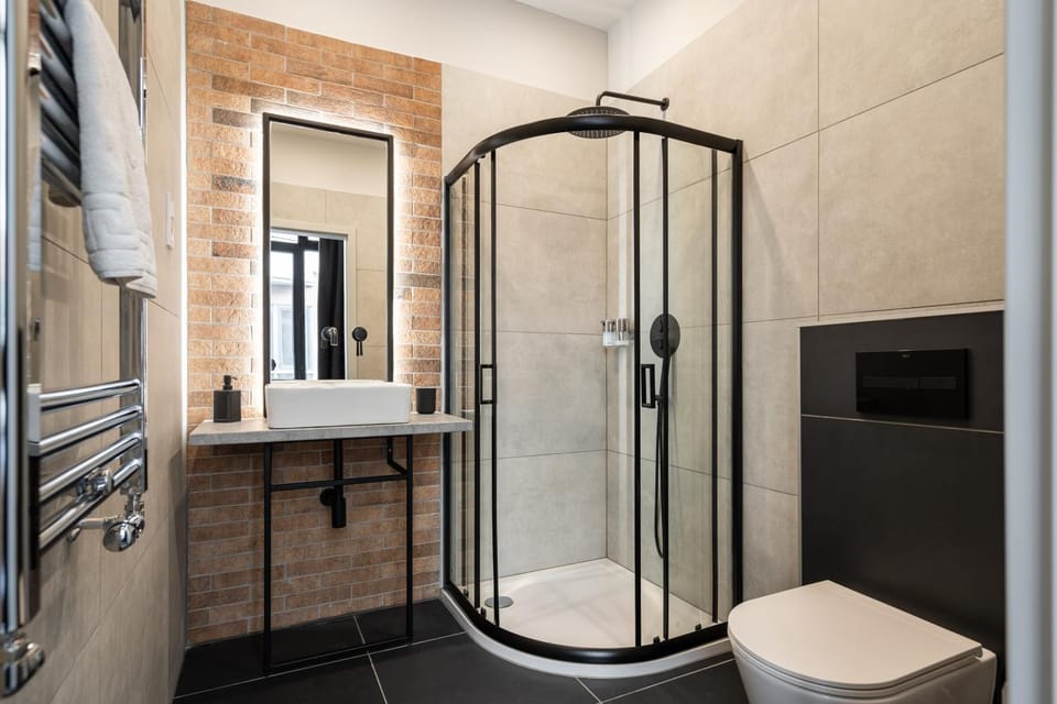 Shower, Toilet, Bathroom, towels