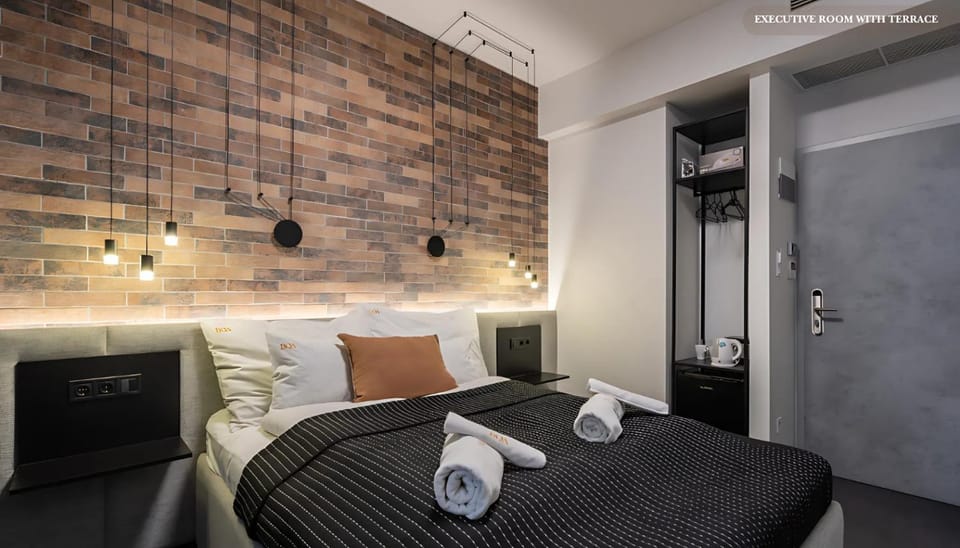 Bed, minibar, wardrobe