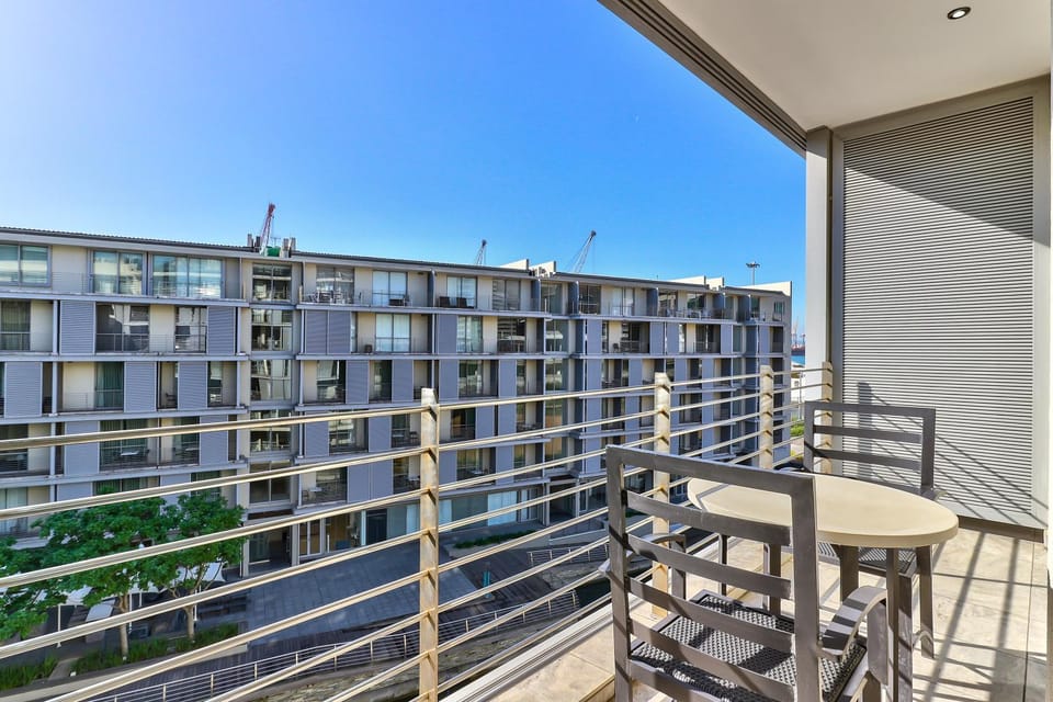 Harbour Bridge Apartment on Waterfront Canal Apartment in Cape Town