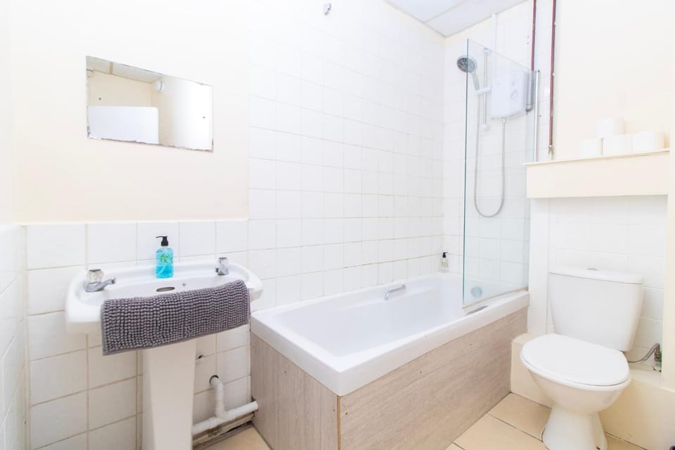 Brookvale Guest House Room 8 Bed and Breakfast in Southampton