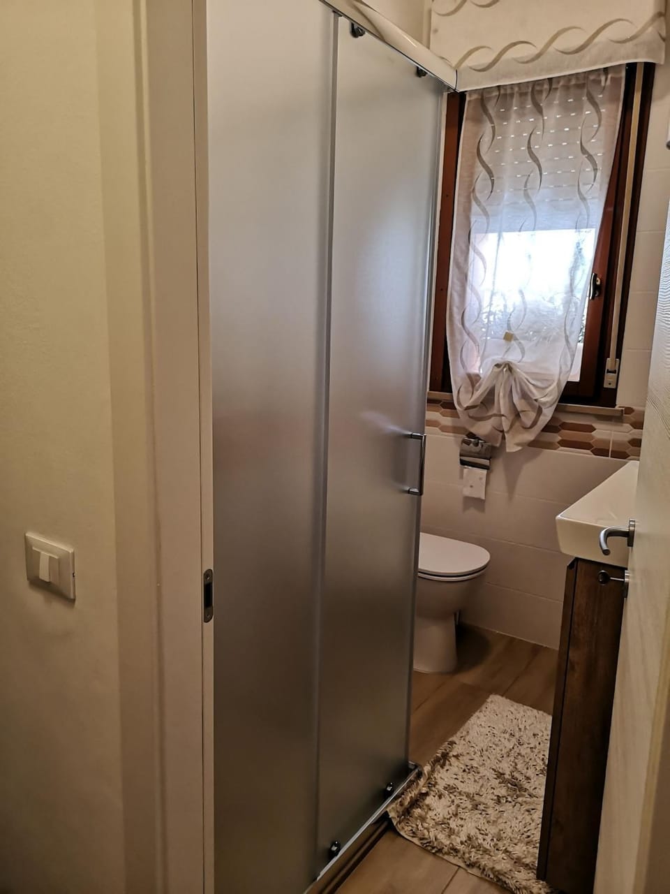 Shower, Toilet, Bathroom, towels