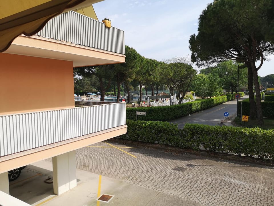 Property building, Neighbourhood