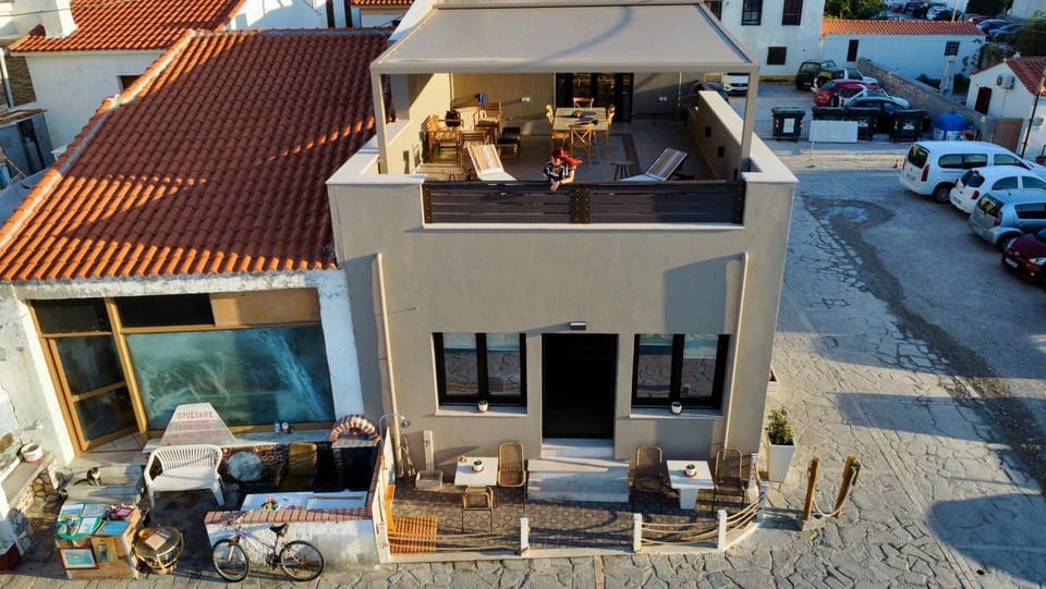 Property building, Neighbourhood, Balcony/Terrace, Dining area, Street view, Location, Parking