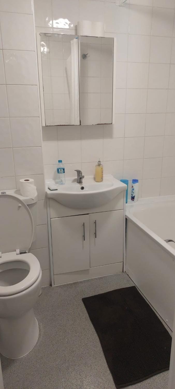 Toilet, Bathroom, Bath, Internal: Not applicable to any particular room