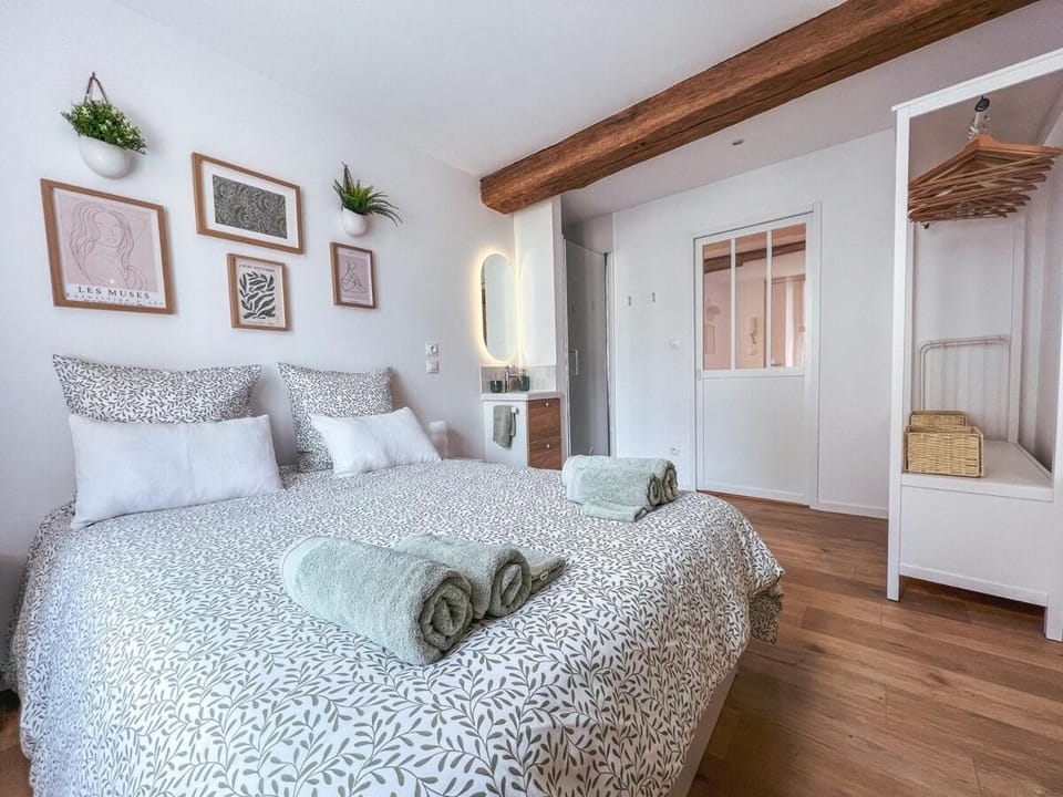 Bed, Photo of the whole room, Bedroom, wardrobe