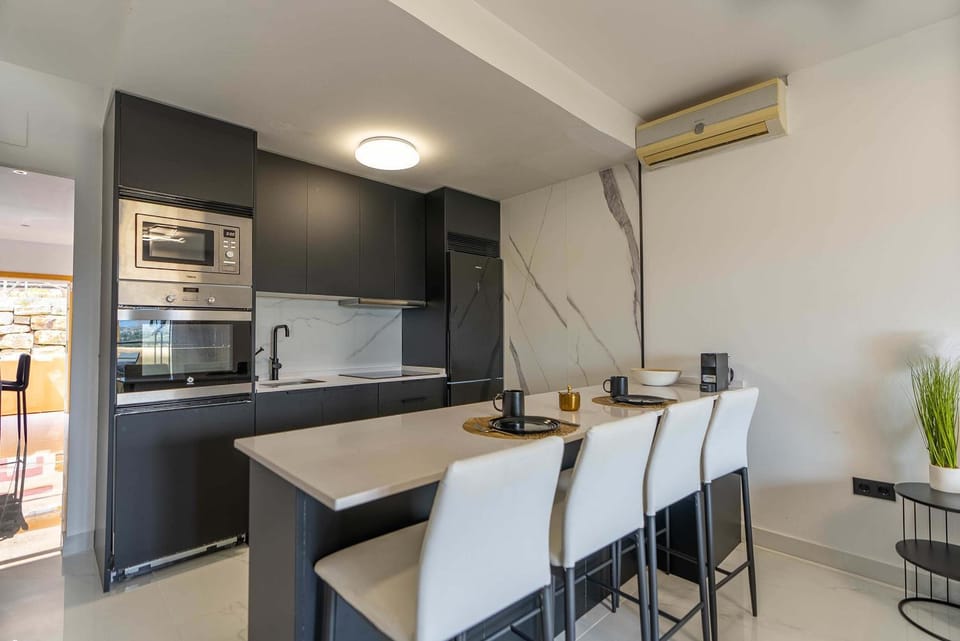 Kitchen or kitchenette, Dining area, oven, stove