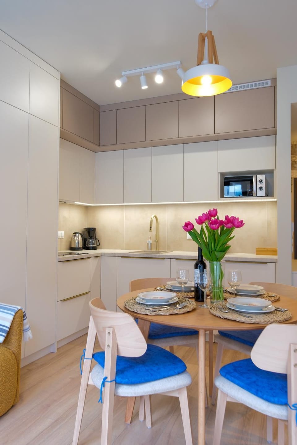 Kitchen or kitchenette, Living room, Seating area, Dining area, stove