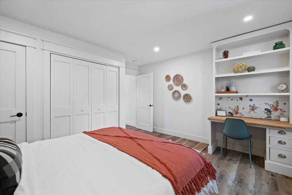 Bed, Business facilities, Bedroom