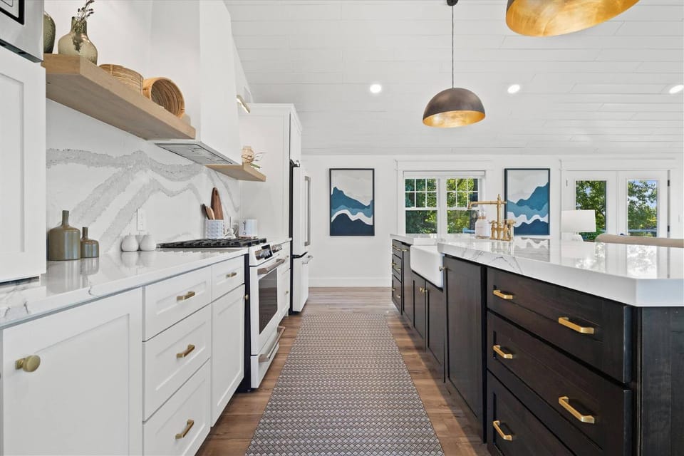 Kitchen or kitchenette, Seating area, Dining area