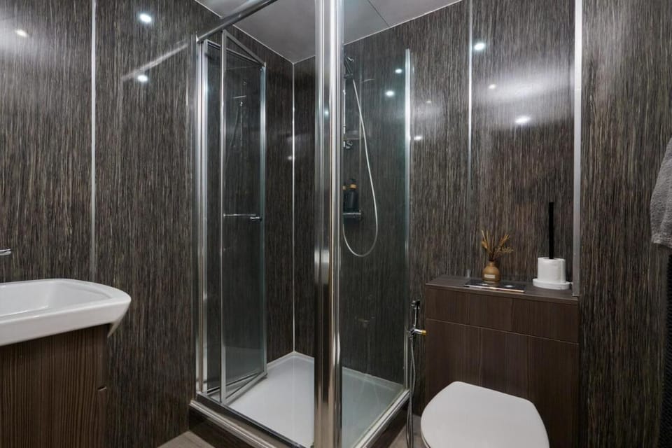 NEW! 1BR City Centre - FREE Parking, WiFi & Workspace - Sleeps 3 Apartment in Leeds