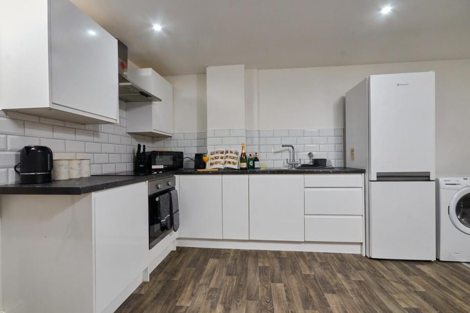 NEW! 1BR City Centre - FREE Parking, WiFi & Workspace - Sleeps 3 Apartment in Leeds