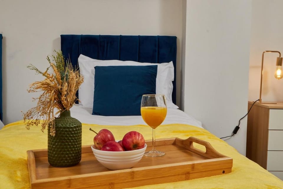 NEW! 1BR City Centre - FREE Parking, WiFi & Workspace - Sleeps 3 Apartment in Leeds