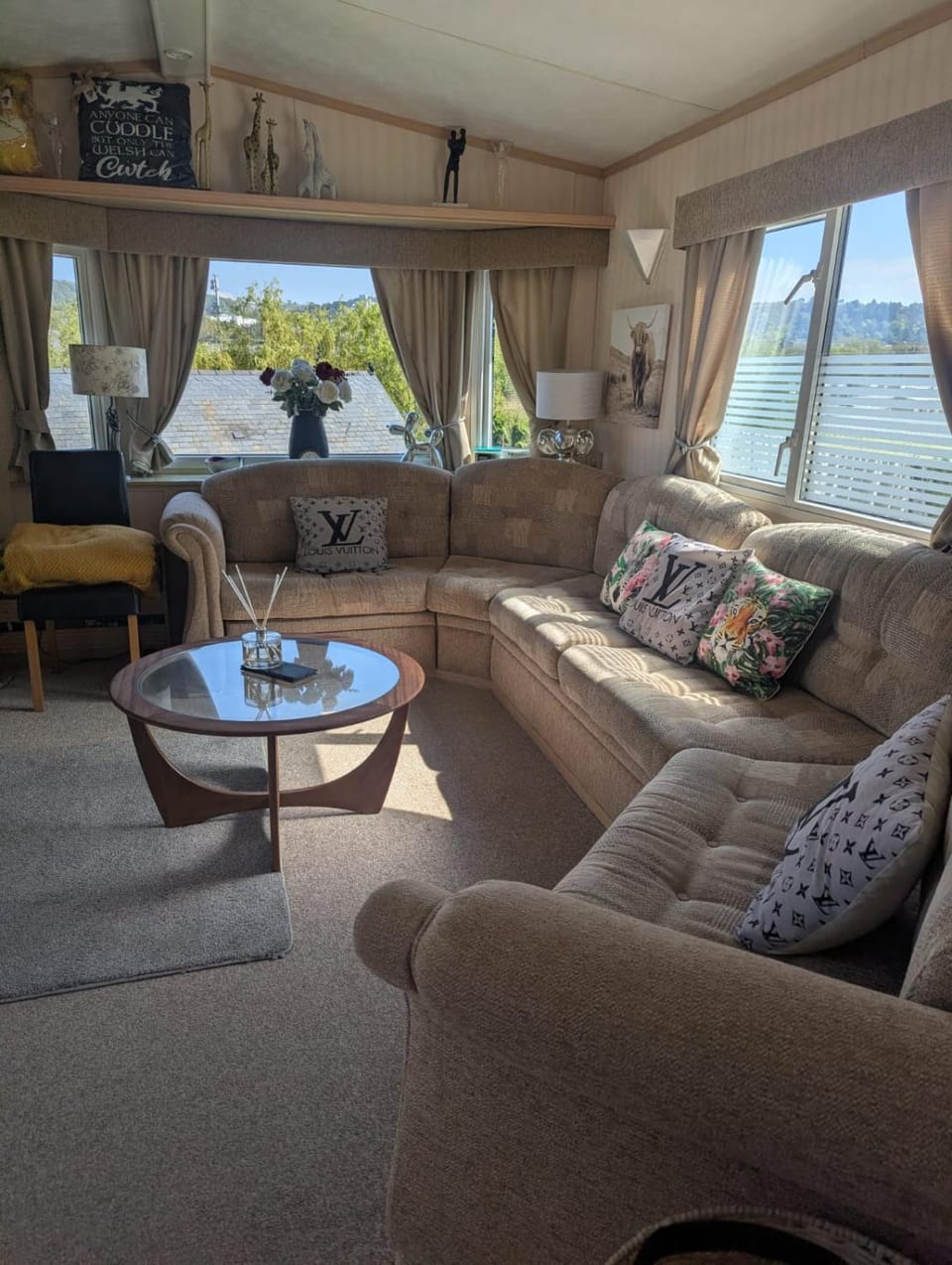 Living room, Seating area