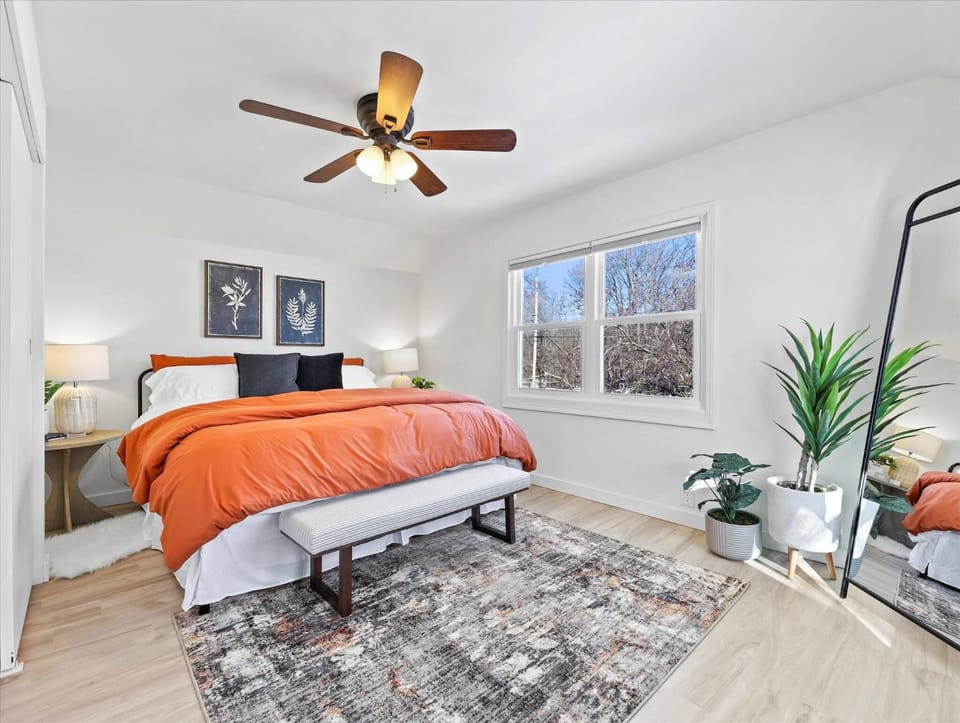 Bed, TV and multimedia, Bedroom