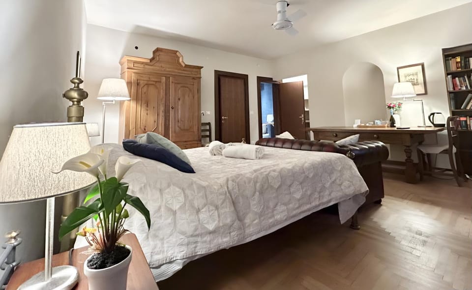 Other, Photo of the whole room, Bedroom