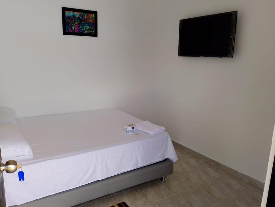 Bed, TV and multimedia, Photo of the whole room, Bedroom