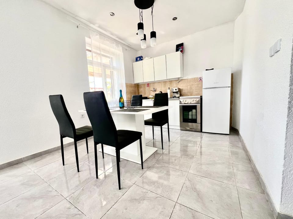 Kitchen or kitchenette, Dining area, oven
