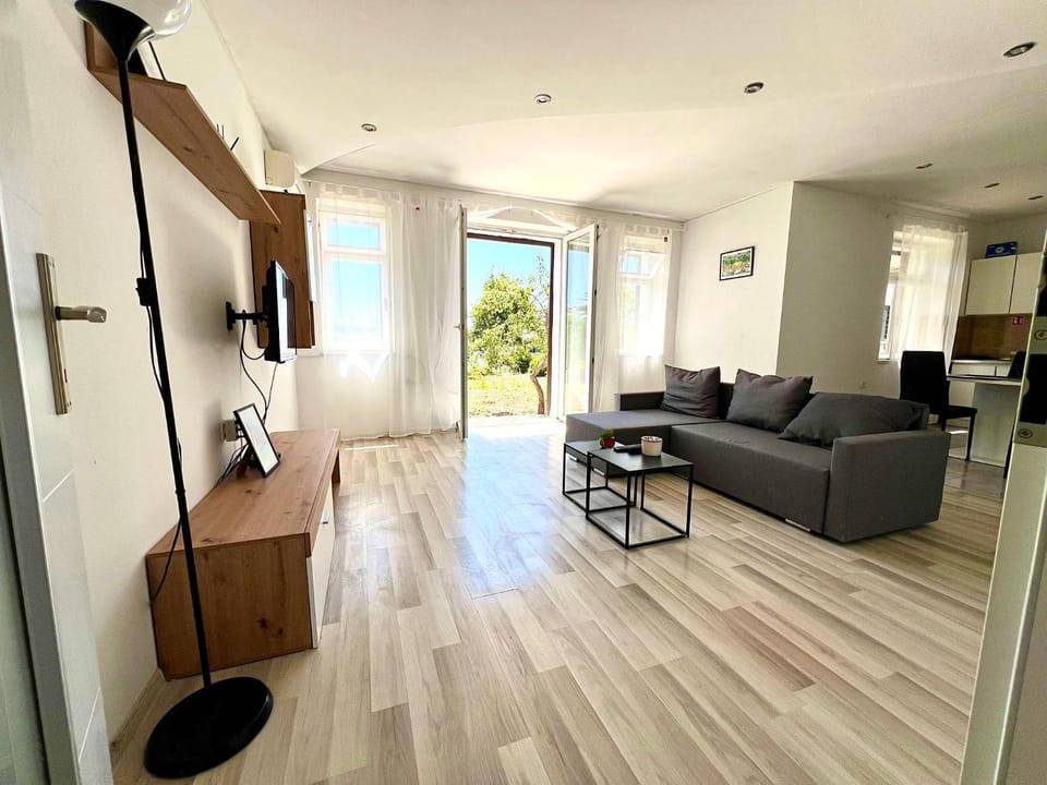 Communal lounge/ TV room, TV and multimedia, Living room, Seating area