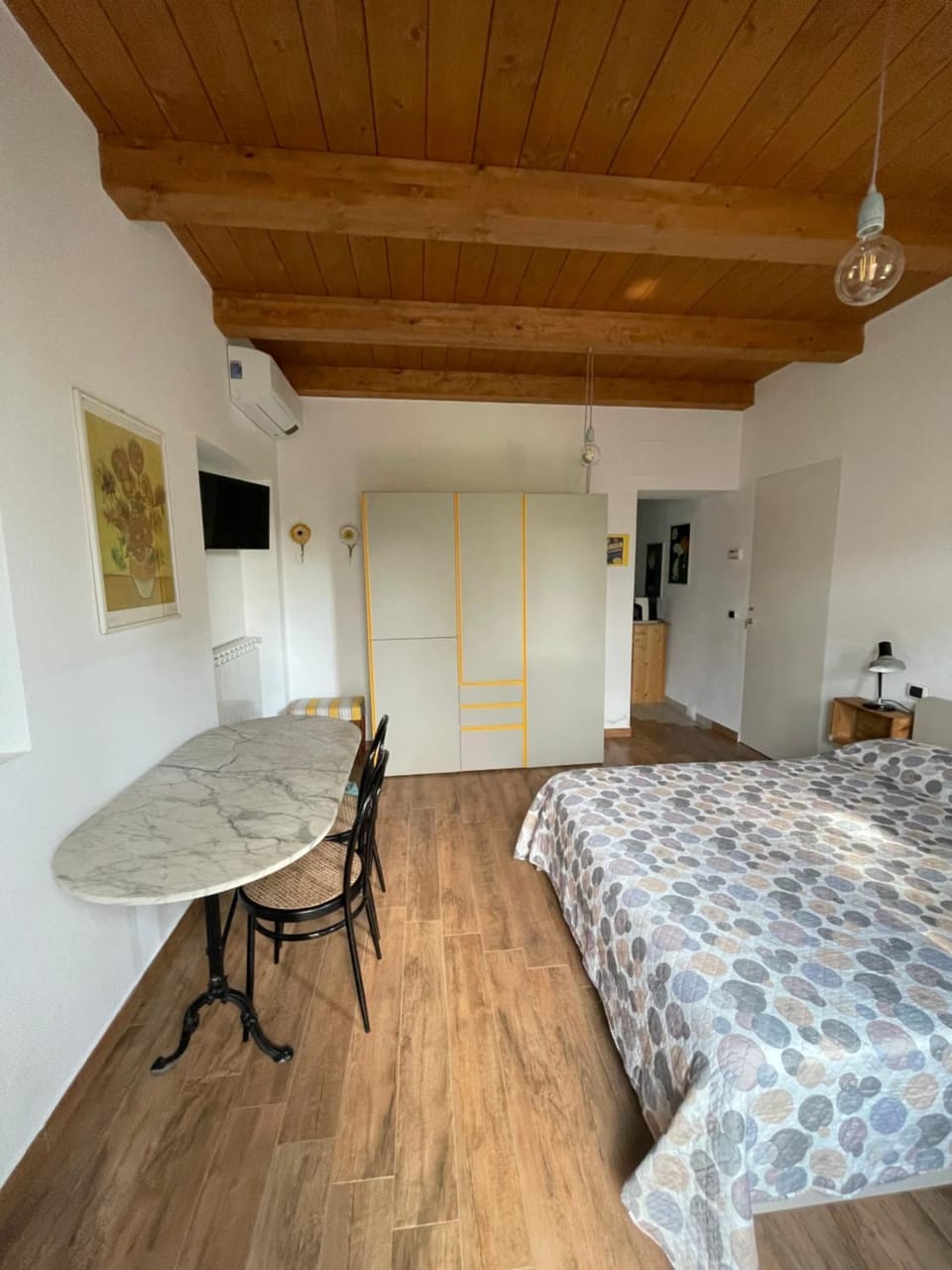 Photo of the whole room