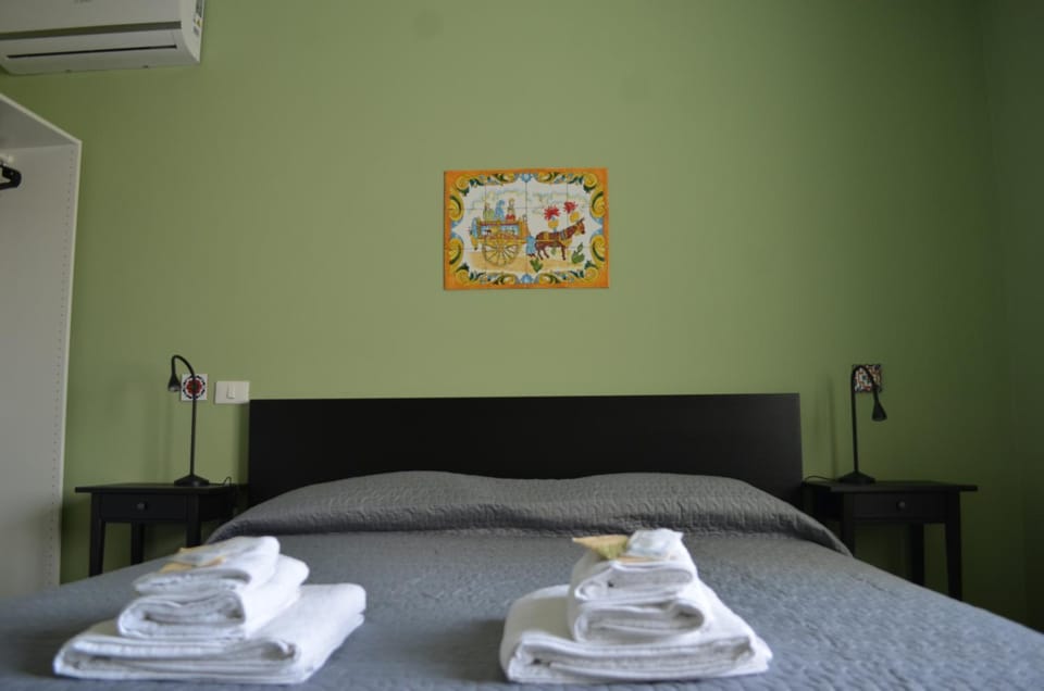 Bed, Bedroom, towels