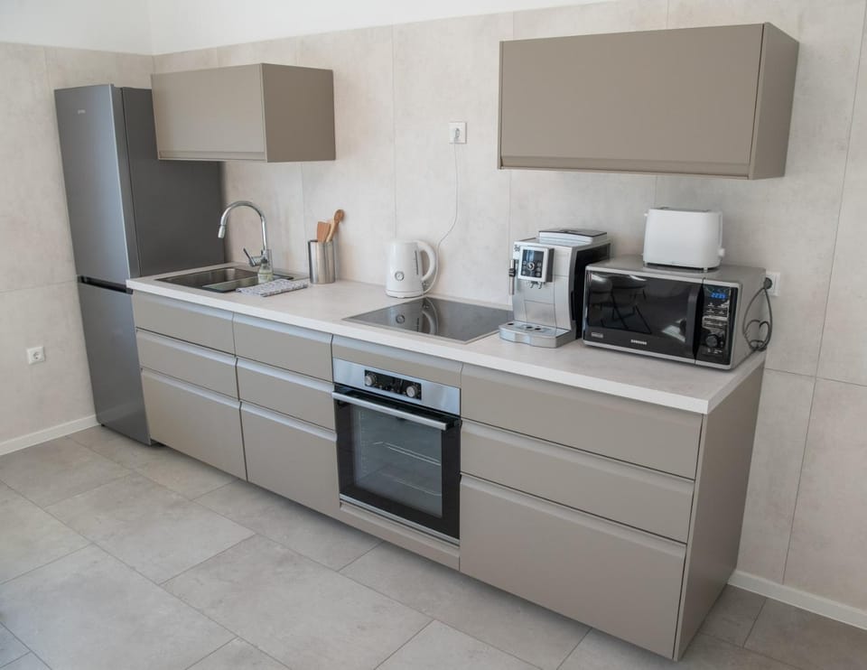 Coffee/tea facilities, Kitchen or kitchenette, dishwasher, oven, stove, toaster