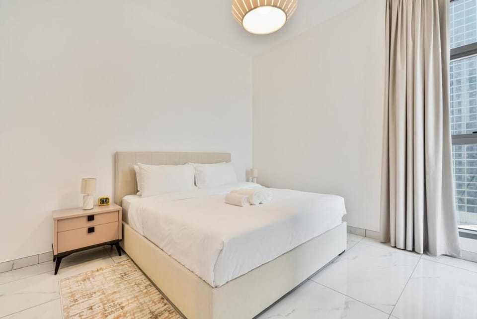 1BR Gem with Lake and Sea View Plus Pool and Gym Access Apartment in Dubai