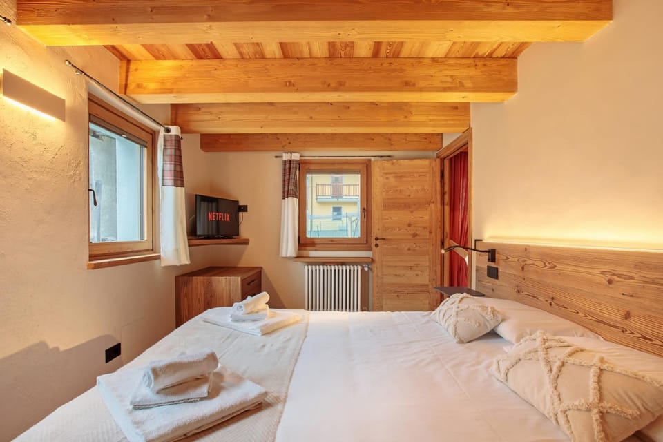 Bed, TV and multimedia, Bedroom, towels, wardrobe