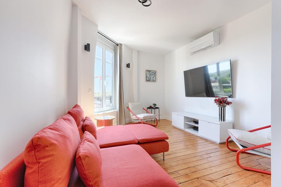 Communal lounge/ TV room, TV and multimedia, Living room, Seating area, air conditioner