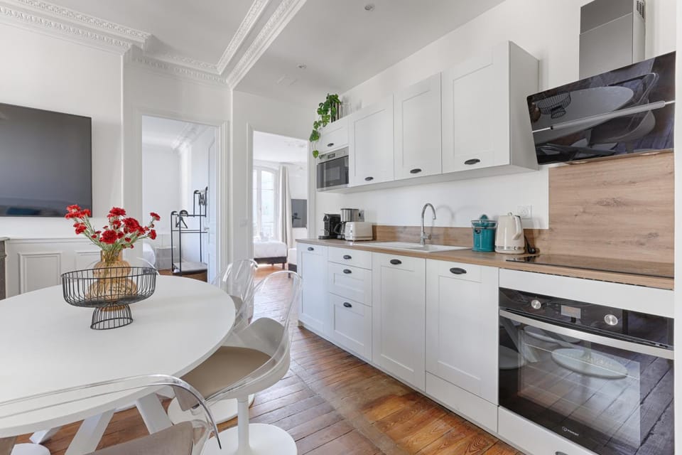 Kitchen or kitchenette, Dining area, oven, stove