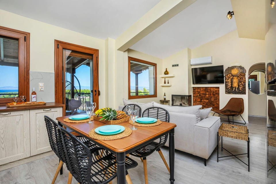 Property building, Communal lounge/ TV room, Kitchen or kitchenette, Living room, Seating area, Dining area