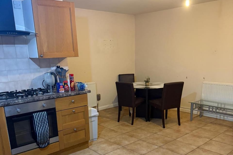 Kitchen or kitchenette, Seating area, Dining area, stove