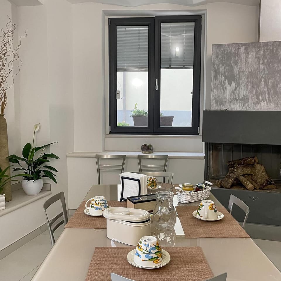 Coffee/tea facilities, Kitchen or kitchenette, Dining area