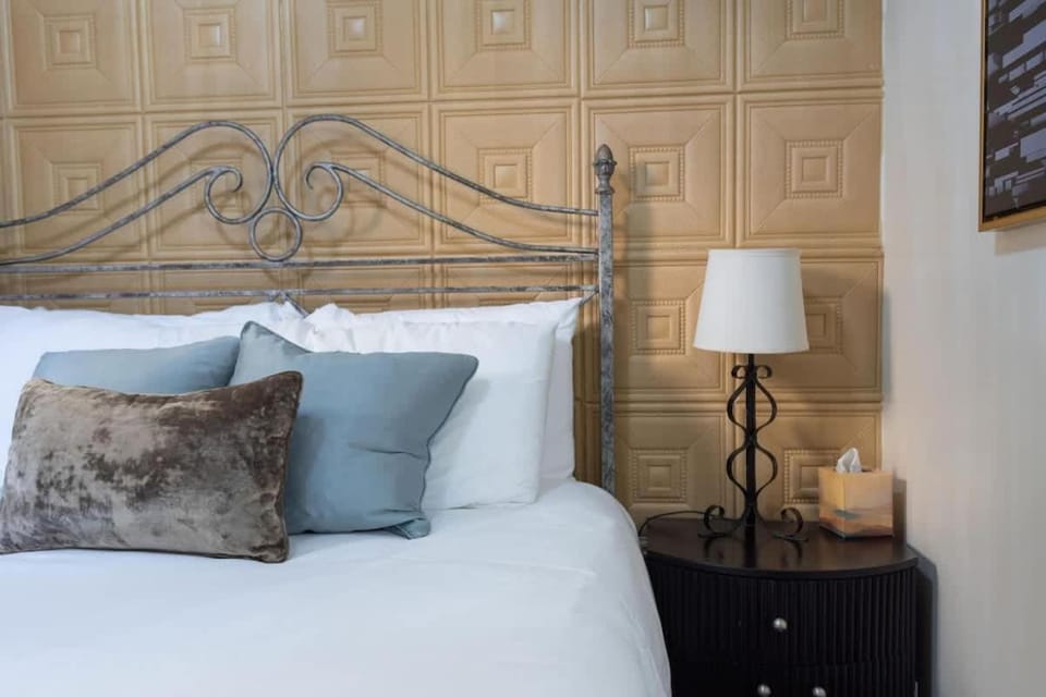 The Block Basic Room - Queen Hotel in Bisbee