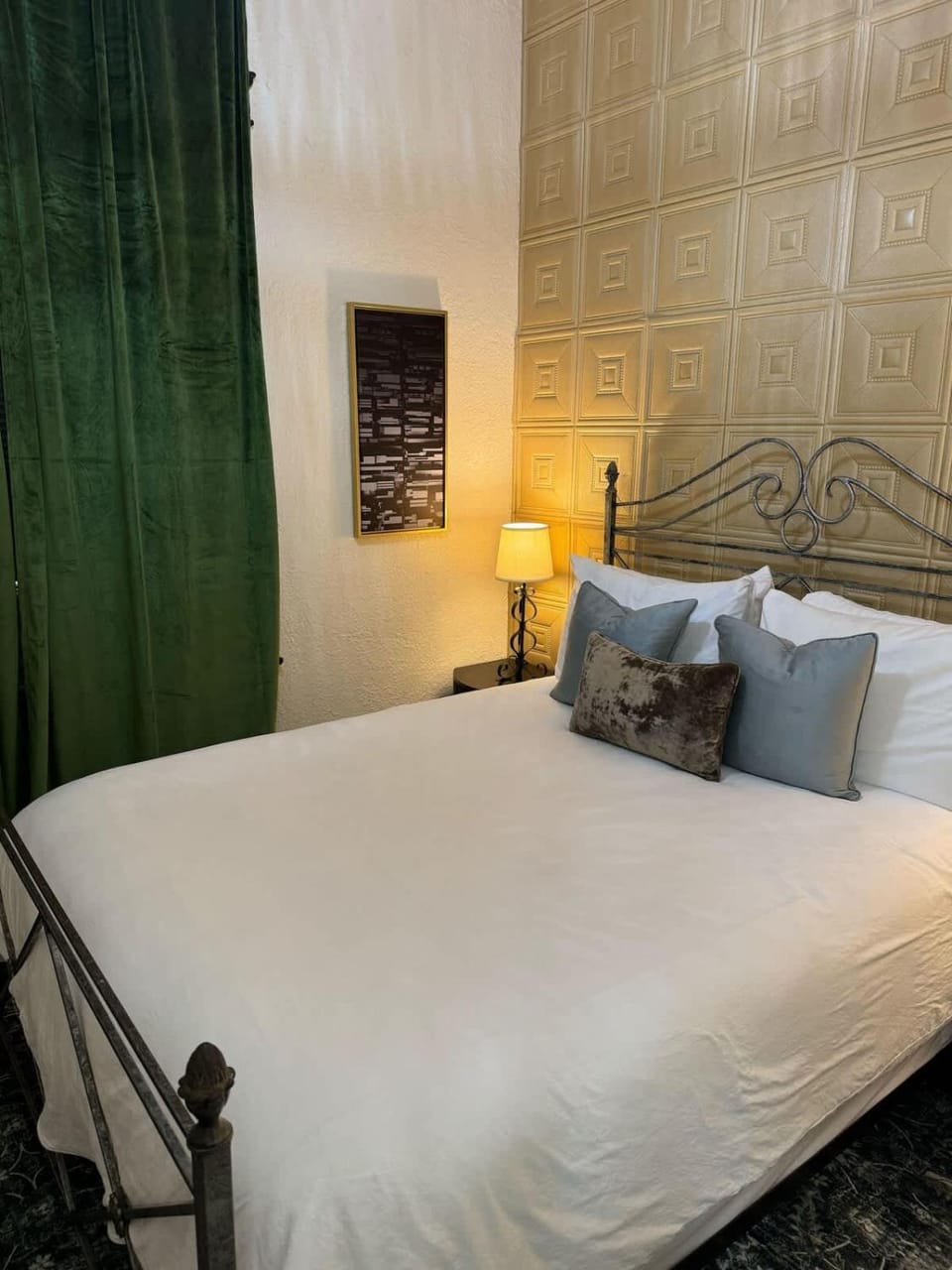 The Block Basic Room - Queen Hotel in Bisbee